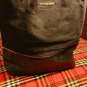 Åkt Victoria secret shopping bag - Säljer min åkt Victoria secret shopping bag som är I mycket skick och användade några ganger. Passar till allt. 250 ink frakt 