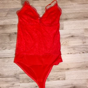 Röd body  - Sitter super 