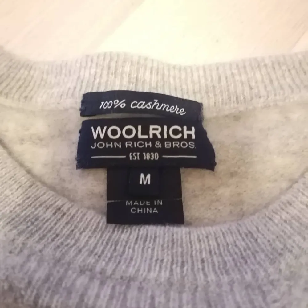 Grå tröja från Woolrich. I fint skick. 100% cashmere. . Stickat.