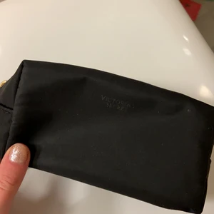 Victoria Secret neccesär - En liten victoria secret neccesär. För att avra i storleken den är tycker jag att den ör väldigt rymlig! frakt tillkommer. 50kr