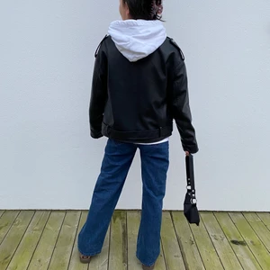 Monki jeans  - Ett par mörka monki jeans i modellen yoko❣️ Finns inte längre att köpa i butik och kommer inte till användning längre. De är i fint skick! som nya💜💜 ✨frakt tillkommer✨