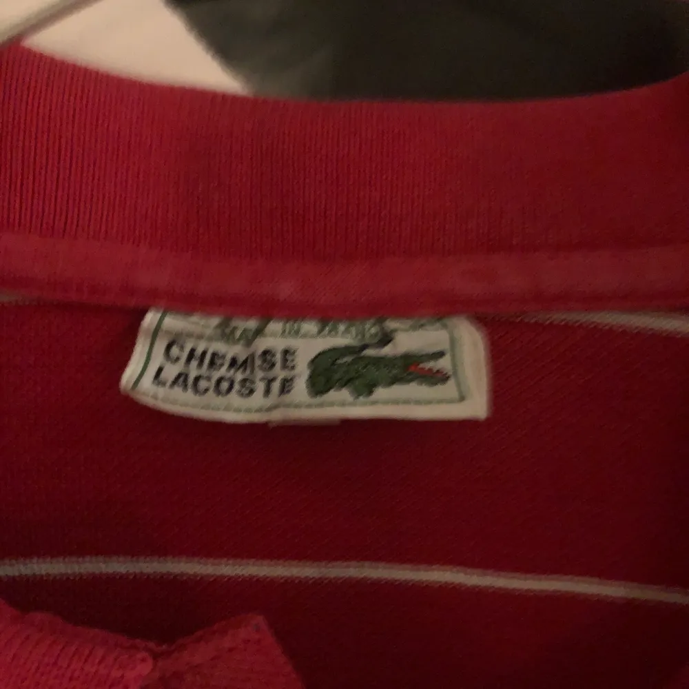 Lacoste vintage piké. Står ej storlek men skulle anta XS/S. Jag har storlek M/L och den sitter tajt på mig. MADE IN FRANCE. Sry för suddiga bilder mina händer kan inte va stilla lol. OBS: lacostemärket som sitter på tröjan sitter lite löst.. T-shirts.