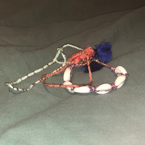 Anklets - Tre anklets från PULL&BEAR. Aldrig använda. 5kr/st för den röd/rosa och blå/gröna, 10kr för den med snäckor. Alla tre för 15kr! Köparen står för frakt! 