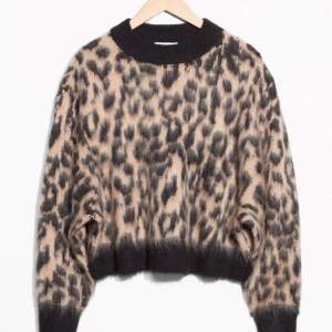 Superfina leopard tröjan från & Other Stories men som tyvärr inte kommer till användning längre. Sparsamt använd. 