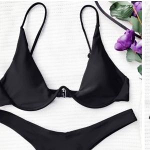 Svart bikini  - En svart bikinitopp ifrån zaful i storlek S, med uttagbara inlägg. Säljer pga jag råkade beställa två stycken. Köparen står för frakten🥰🥰
