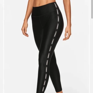 Tights från Stronger - Säljer dessa tights då jag beställde i fel storlek, prislapparna är kvar :) nypris 799kr 