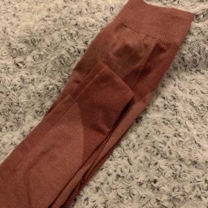 Träningsbyxor  - Ett par  träningsbyxor från lager 157 jag tyvärr inte får på mig det är storlek xs . Ge gärna prisförslag vid intresse. Köparen står för eventuell frakt kostnad❤️