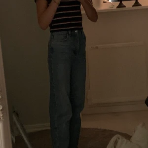 Ett par mom jeans från ginatricot i storlek 32 - Jeans från ginatricot som är i storlek 32. Använda ett fåtal gånger och är i väldigt bra skick🥰 köpta för 400kr. Jag är 155 och dem passar hyfsat bra! Köparen står för frakten