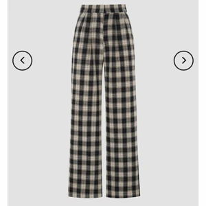 Bruna rutiga byxor (plaid wide leg trousers) - Ett par vida bruna byxor med rutigt mönster. Helt nya med prislappen kvar, säljer då de inte passade mig. Nypris: 300kr Mitt pris: 175kr. Skriv för frågor & fler bilder 💗💕