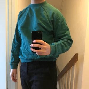 Tröja - I väldigt snygg grön färg. Små blekta ställen som ej märks (bild två). Bra fit. 