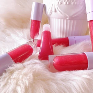 ARIES LIPGLOSS ♈ - Aries lipgloss, ett varm röd lipgloss med lite glitter i. Lämna lite färg på läpparna, läppglanset dofta Jordgubb🍓. Den innehåller organic cocosolja, E vitamin, sweet almond olja och smak olja. Finns i squeeze tuber- 29kr, tjocka lila wand tuber- 40kr, långa lila wand tuber- 50kr. Frakt beror på hur mycket paketet vägar. Om man köpa en läpglans då är frakten 14kr. Skriv I chatten vid frågor. 