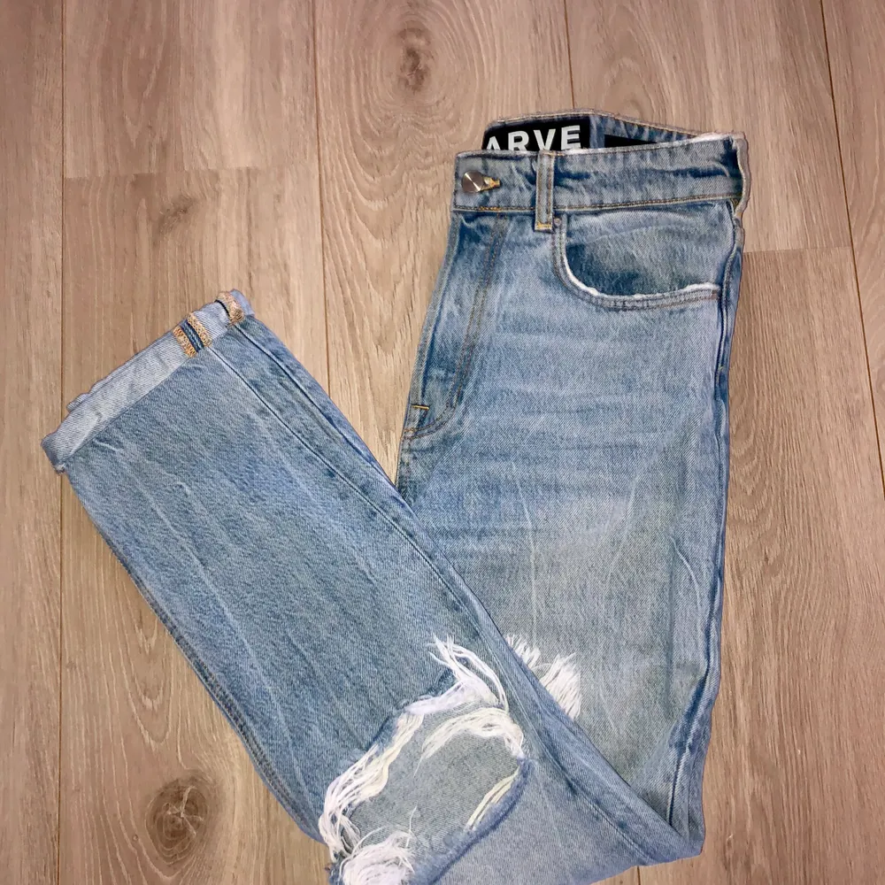 Karve jeans från Carlings i storlek M. Passar även S! En girlfriend modell med slitningar😁 säljer pga för små. 100 kr! . Jeans & Byxor.
