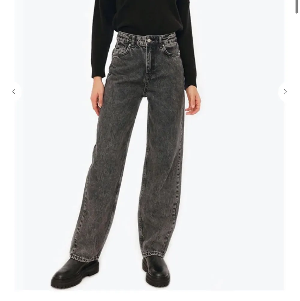 Högmidjade vida Grå svarta jeans från chiquelle i storlek 36. Orginal pris: 500kr. Passar mig som är 168 cm. . Jeans & Byxor.