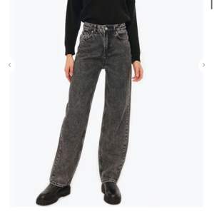 Högmidjade vida Grå svarta jeans från chiquelle i storlek 36. Orginal pris: 500kr. Passar mig som är 168 cm. 