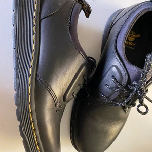 Dr Martens skor strl 39 - Helt oanvända Dr Martens skor. De är i storlek 39. Köpte de för 1800 kr men kan sälja 1000 kr. 