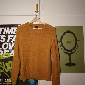 Gul stickad tröja - Senapsgul stickad tröja köpt på en marknad i Cusco, Peru. Gjord av alpacaull. Mycket mysig. Köparen står för frakten. Samfrakt erbjuds.