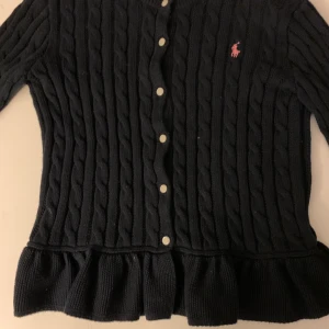 Polo Ralph Laureen junior - Polo Ralph Laure  jacka dun mörkblå 12-14 år,fint skick 625 kr, mörkblå stickad kofta insvängd 12-14 år,ej använd 525 kr.