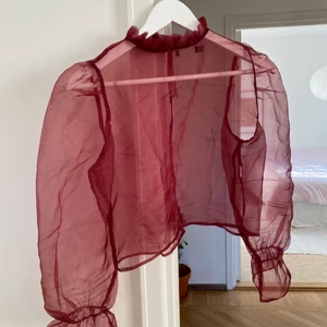 Organzatopp - Storlek 40, bra skick förutom söm där bak som är lite sönder