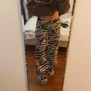 Zebrabyxor  - Säljer mina coola zebrabyxor från boohoo då jag inte får så mycket användning av de🥺❤️ Jag är 166cm för referens! Frakt tillkommer på 66kr