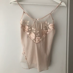 Topp  - underklädes topp, men jag har använt den på varma sommardagar eller på fest ! Står L men, skulle påstå att det är en S, men funkar på XS - M beroende på ens ideala passform på toppen. Bra skick !