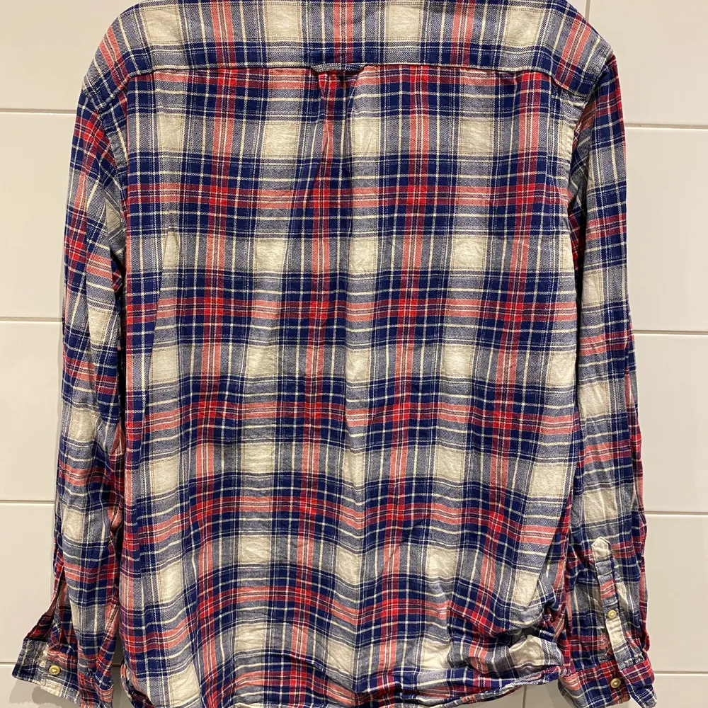 Märke: H&M Storlek: XL Modell: Regular Färg: Blå Material: 100% Bomull I mycket bra skick, inga tecken på slitage! Frakt 55kr Samfraktar givetvis. Paidat.
