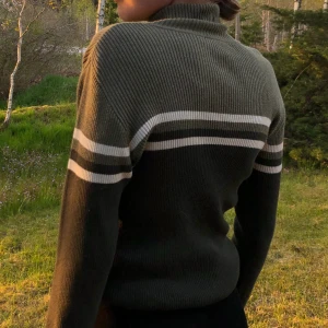 Superskön polo - Superfin polo med långa ärmar! Nästan helt oanvänd, hör av er för fler bilder❤️   Jag har vanligtvis storlek S i tröjor.