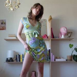 Blommig klänning  - Jättefin sommarklänning med band att knyta runt midjan. Gul, lila, ljusblå, grön! Väldigt skönt stretchigt material; 92% polyester 8% elastan. Markeras M-L men är snarare XS-S. Möter upp vid stigbergstorget/gbg, annars står köparen för frakt på 44 kr. 