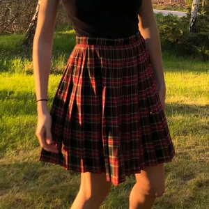 SÄLJER MIN KJOL - säljer min rutiga fina kjol som passar mig som har strl S, bara använd någon enstaka gång. Hör av er för fler bilder ❤️