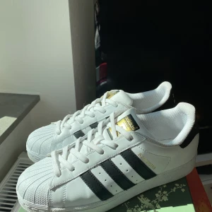 Adidas Originals Superstar - Nästan helt oanvända Adidas Originals Superstar i storlek 39 1/3. Nyskick. Nypris 999kr men säljer de för 500kr. Frakt tillkommer annars kan de hämtas i Hägersten.