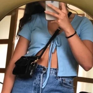 Trendig ljusblå topp/kofta strl M - Säljer denna ljusblå topp som är perfekt till sommaren! Passar XS-M :-) 120kr + frakt (59kr) eller högsta bud 🌷💕