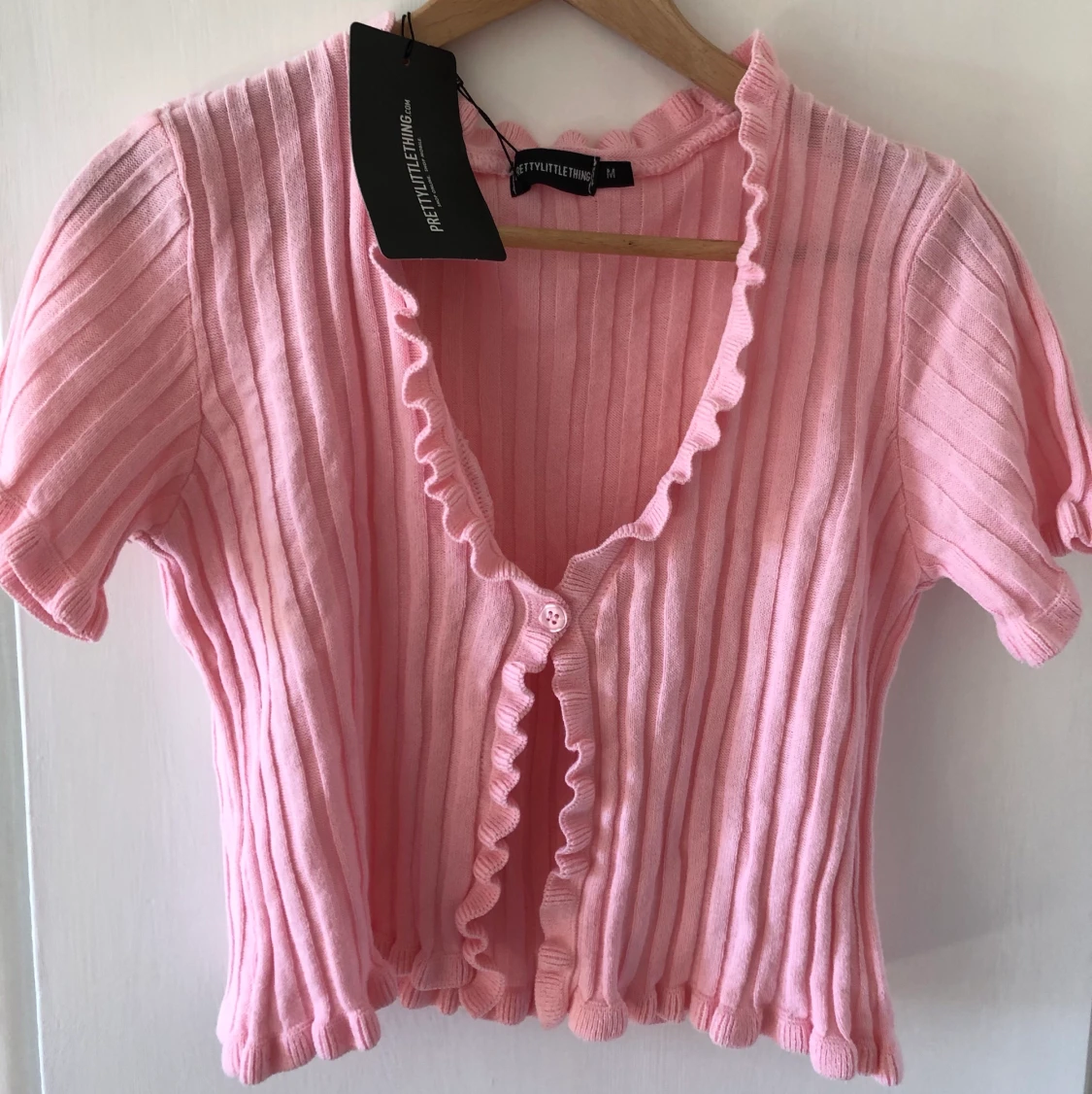 Stickad topp med knapp