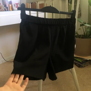 Shorts i nyskick  - Resår kring midjan / Aldrig använda