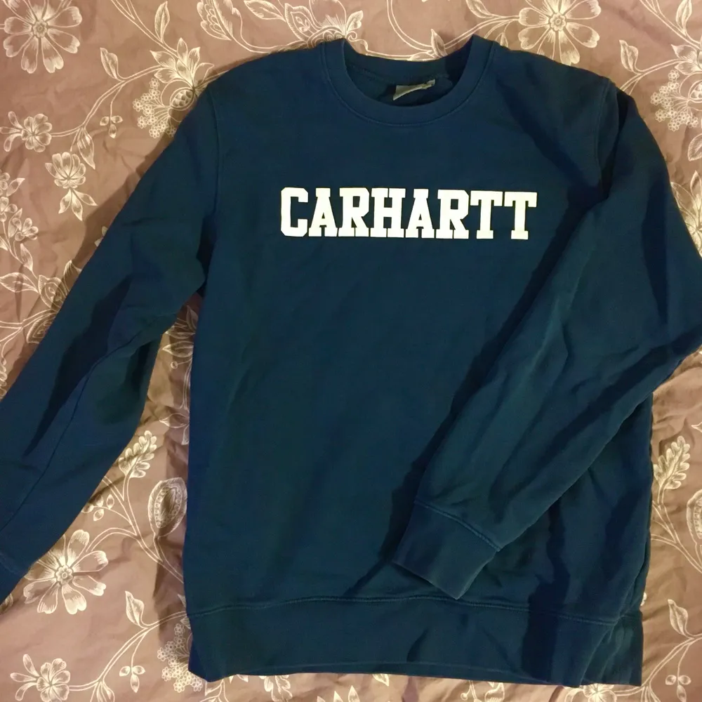 Snygg och skön blå tröja från Carhartt i bra skick. Strl L. 200 + frakt/porto. Tröjor & Koftor.