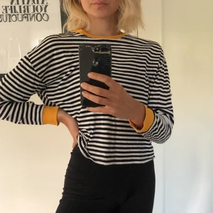 randig tröja  - så skön tröja med ränder och gula detaljer 🤞🏼 frakt på 56kr tillkommer 