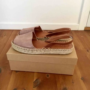  - INTRESSEKOLL! Ett par superfina espandrillos sandaler från Aloha Sandals. Det är puderrosa mocka med öppen tå och brun läder rem för hälen. Endast använda ett fåtal gånger så i väldigt fint skick och SUPERBEKVÄMA! DM:a vid intresse.