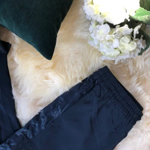 Byxor - Sköna byxor. Lite långa för mig. Använt fåtal gånger. Storlek 36. Frakt ingår i priset:)