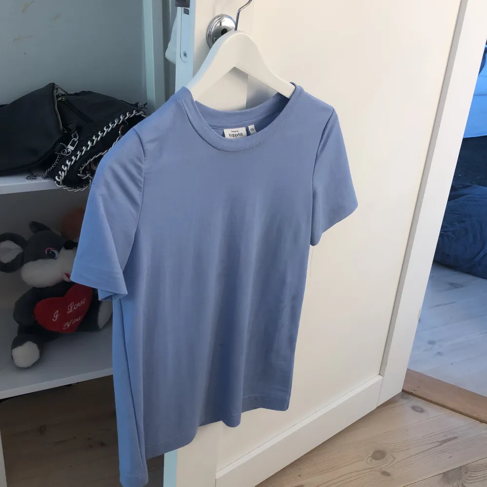 säljer min blåa T-shirt i storlek xs men passar även S! Så snygg färg till sommaren . T-shirts.