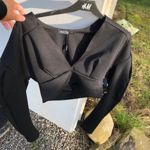 Topp Nelly  - Bild hur den sitter på på andra bilden. Oanvänd med lappar kvar, säljer även den i vit ❣️