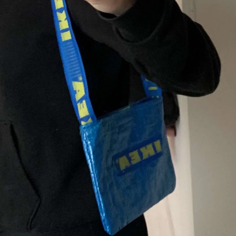 Sydd på symaskin! En väska gjord på IKEA påsar med matchande gult tyg på insidan! Grundpriset ligger på 70kr men högst bud vinner! Frakt: 22kr. Stängs med hjälp av kardborreband! . Väskor.