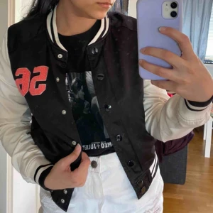  - Collegejacka i silkesmaterial, väldigt bra skick. Använd fåtal gånger. Frakten inkluderas i priset.