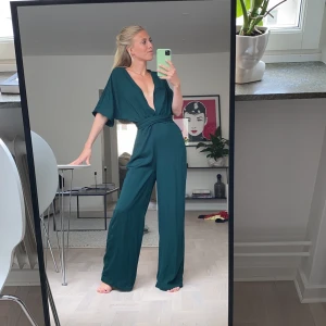 Jumpsuit - Frakt tillkommer 63kr (jag är 1.62) 