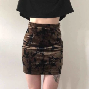  - Sammetskjol i mörkt marinblått och brunt/guld. Märkt S men lite för stor för mig. Längd: 45 cm   Betalning sker med Swish. Köparen står för frakt. Kan annars hämtas upp i Hökarängen ✨