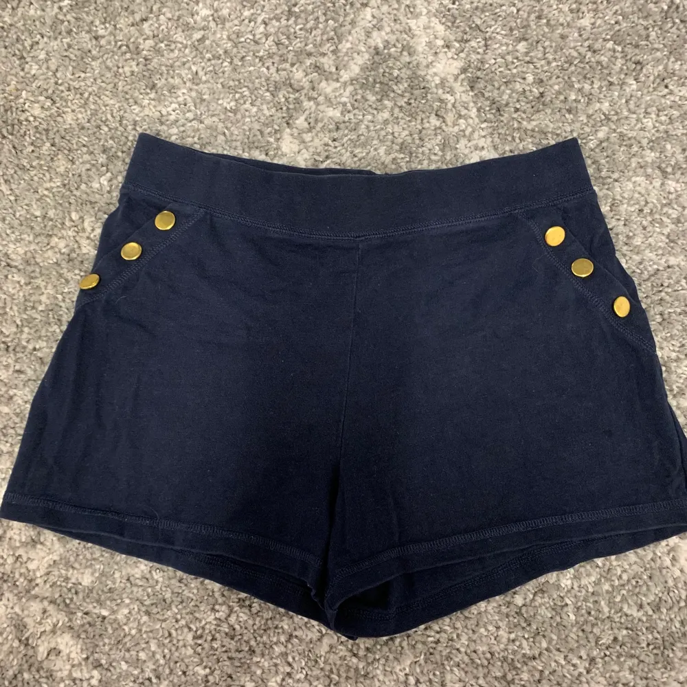 Sköna marinblåa shorts med guldknappar vid sidan. . Shorts.