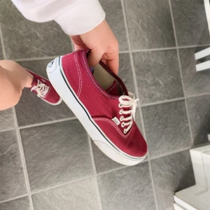Vans - As balla skor från vans!! Vinröda, & jättefint skick!! Skulle säga att dem passar även än 37.5. Liten frakt tillkommer!