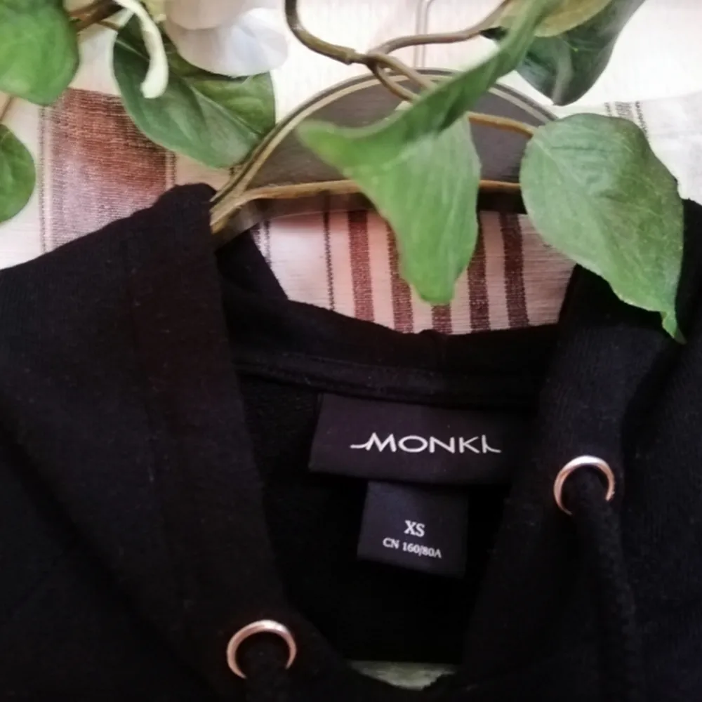 🌺Svart hoodie från Monki i kortare modell. Frakt 60:-. 🌺. Hoodies.