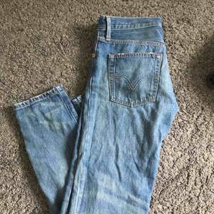 Vintage levis jeans i storlek 26. Köpta secondhand för 300kr. Super snygga nu till sommaren. Jag säljer ett flertal levis jeans så kolla in mina andra plagg!