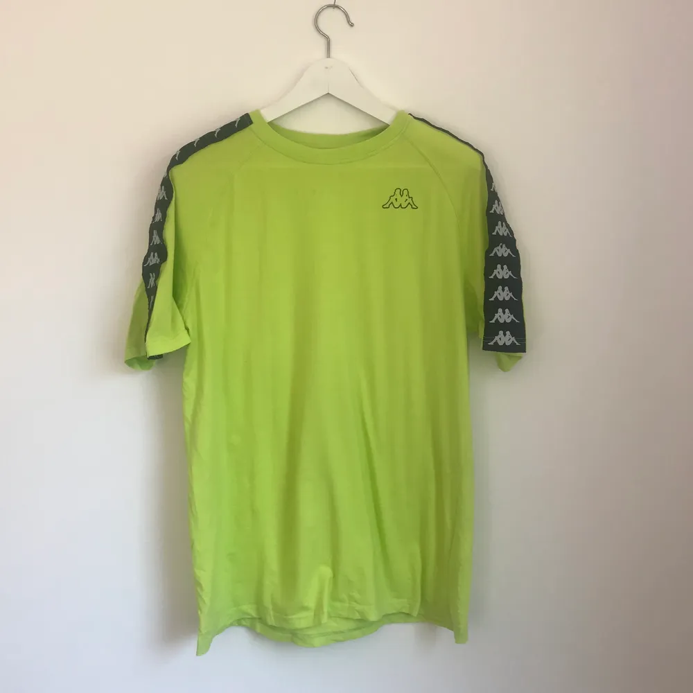 Neon grön T-shirt från kappa, köpt på tkmaxx i London, mycket fint skick. Ser ingen storlek på den men skulle gissa på L. Frakten ingår i priset🥰. T-shirts.