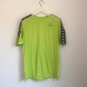 Neon grön T-shirt från kappa, köpt på tkmaxx i London, mycket fint skick. Ser ingen storlek på den men skulle gissa på L. Frakten ingår i priset🥰