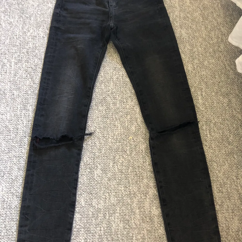 Svarta jeans med hål på knäna ifrån crocker. Lite komplicerad storlek men passar en xs eller liten S. Frakt är inräknat❤️. Jeans & Byxor.