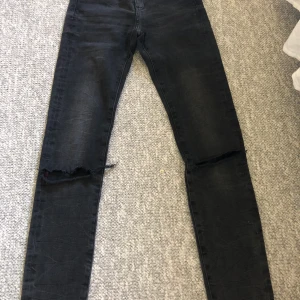 Svarta jeans ifrån crocker - Svarta jeans med hål på knäna ifrån crocker. Lite komplicerad storlek men passar en xs eller liten S. Frakt är inräknat❤️